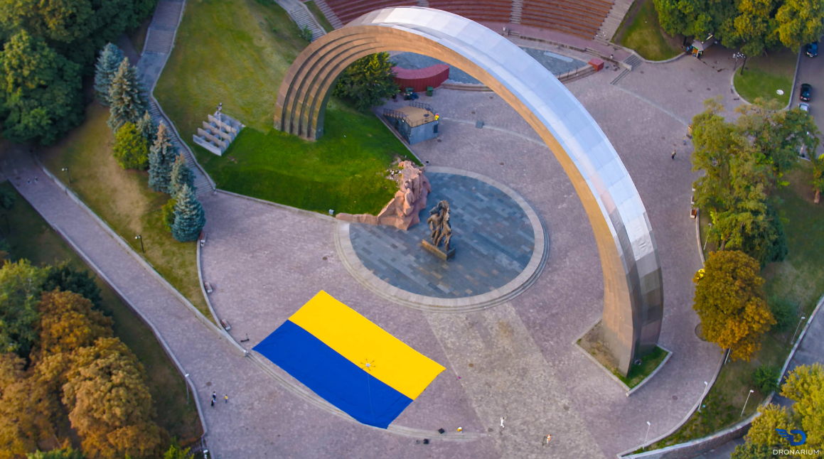 У небі над Києвом підняли найбільший прапор в Україні