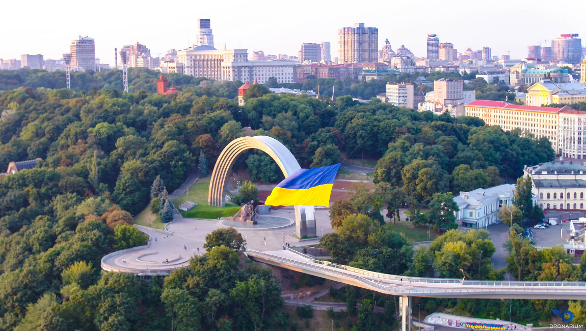 У небі над Києвом підняли найбільший прапор в Україні