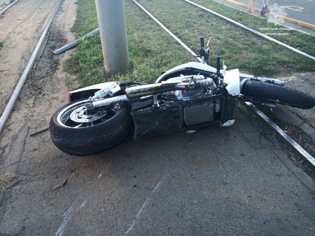 Обганяв через велодоріжку: в Одесі водій Hyundai збив мотоцикл Harley