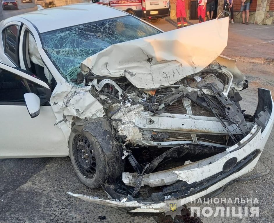 В Одеській області мати з 8-річним сином на Toyota влетіла під зерново