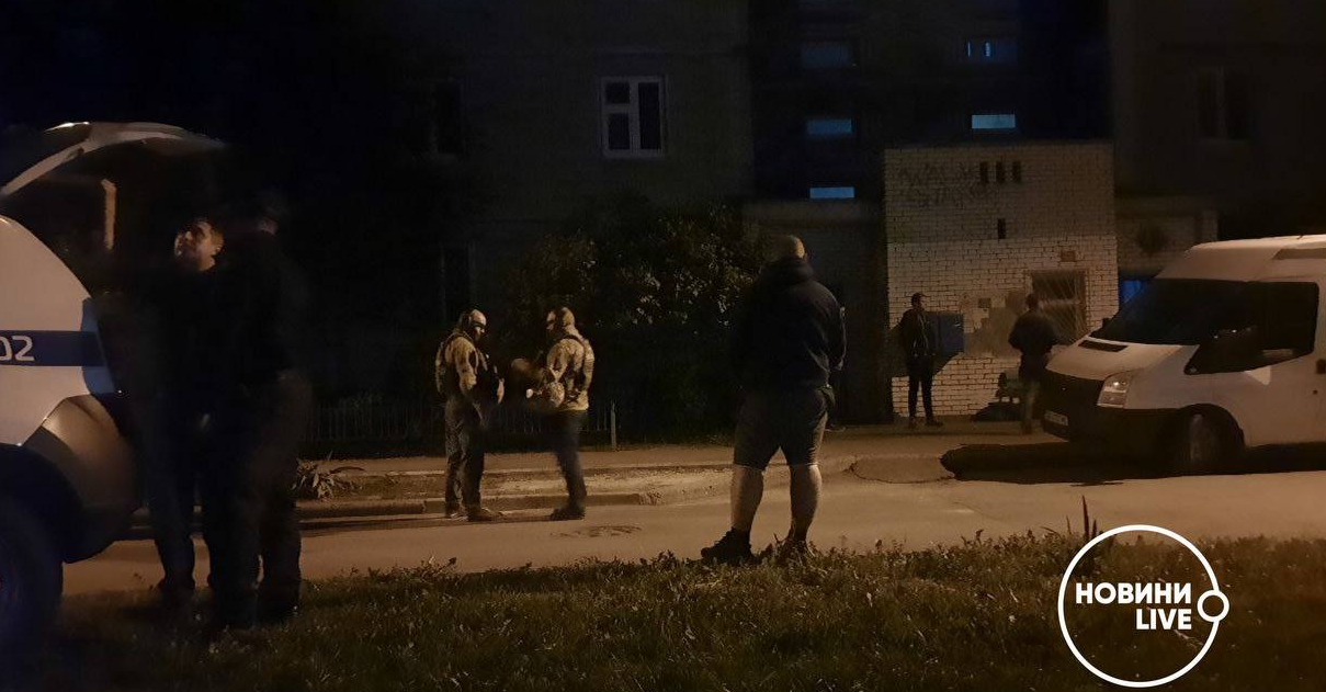 У Києві чоловік погрожує підірвати багатоповерхівку і будівля поліції