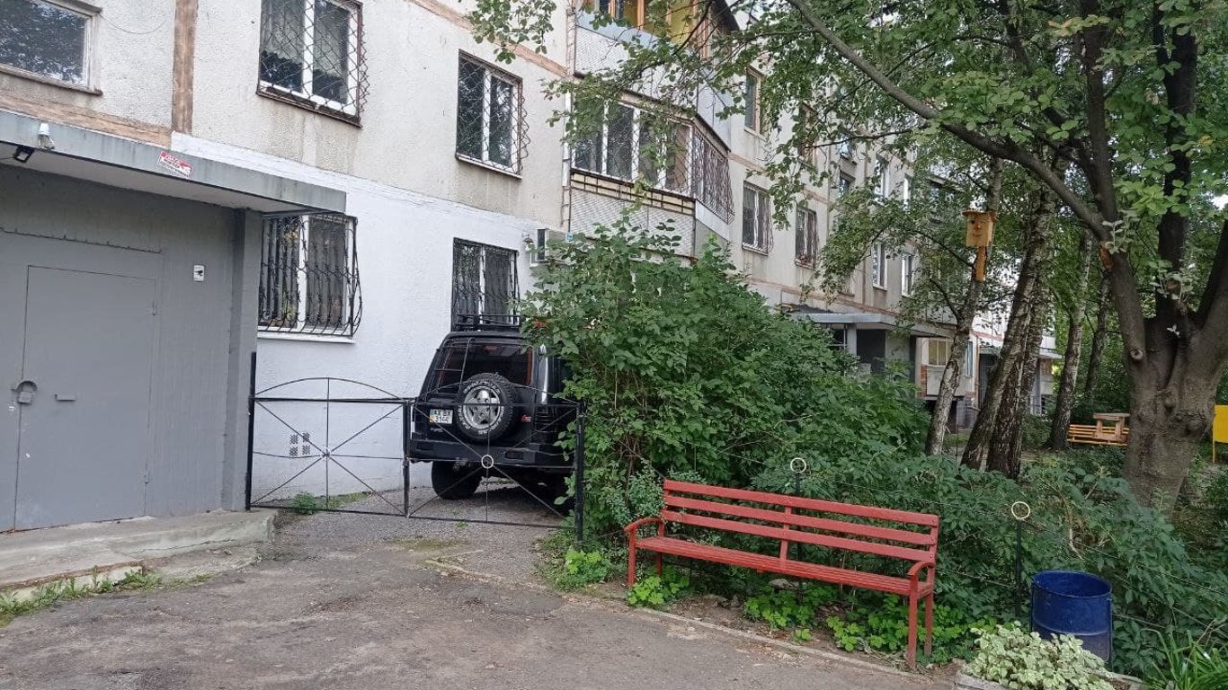 У мережі показали, як паркується автохам у Харкові - подробиці