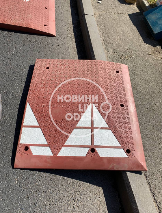 В Одессе на площади Деревянко установили "берлинские подушки"