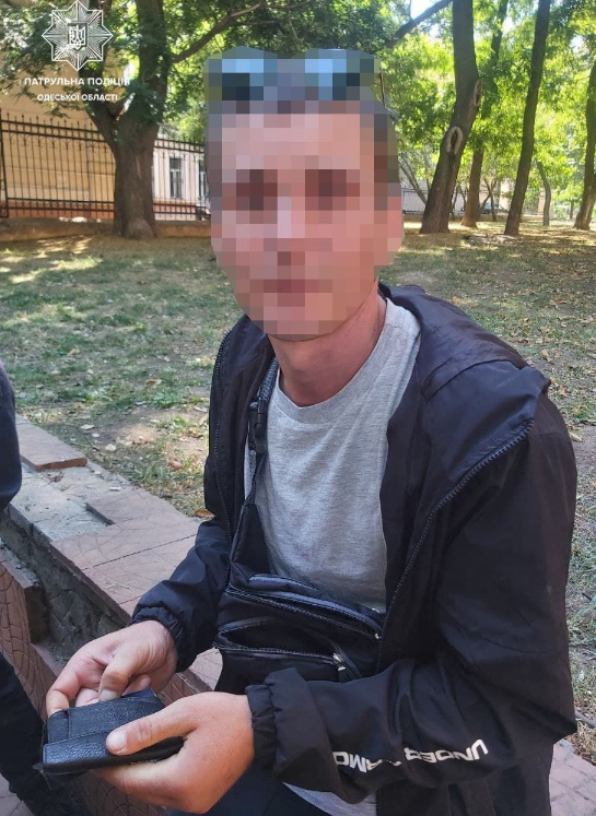 В Одессе мужчина украл телефон, а затем предлагал патрульным взятку