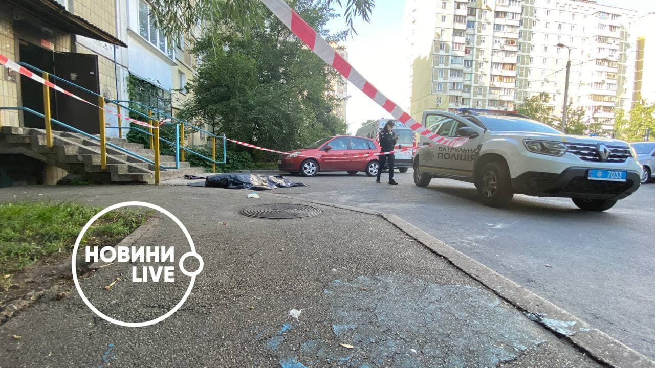 У Києві з 10 поверху випав чоловік
