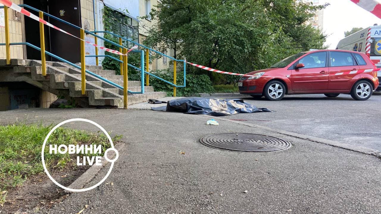 У Києві з 10 поверху випав чоловік