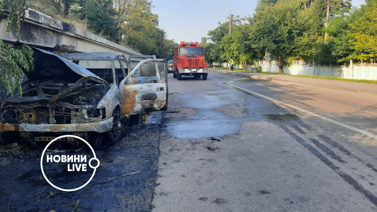 Автомобіль згорів у Києві на Святошино