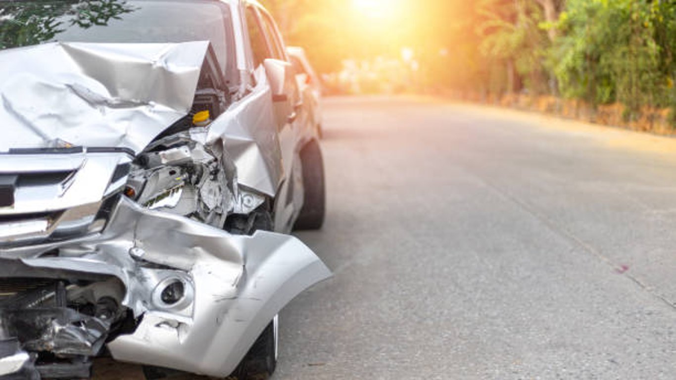 На Харківщині сталась потужна ДТП – автомобіль BMW на шаленій швидкості врізався в евакуатор