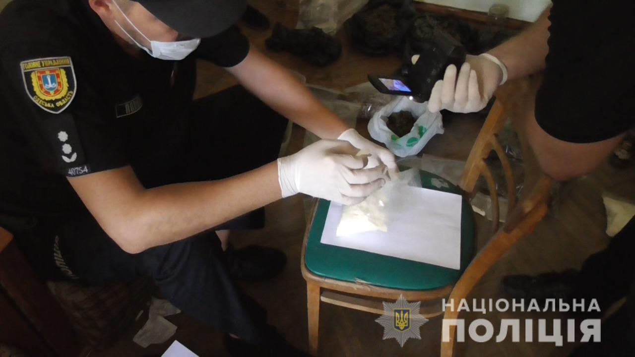 В Одесі в юнака вилучили мішки з кокаїном, грибами та LSD. Фото