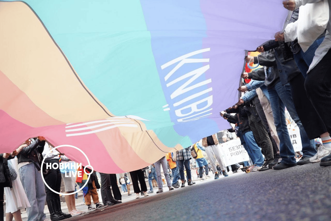 В Киеве на улицах проходит ЛГБТ-прайд - яркие фото с 19 сентября