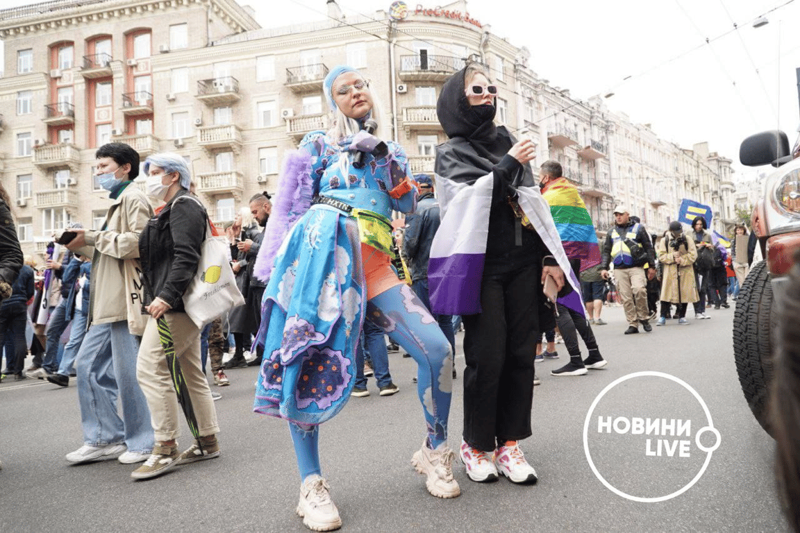 В Киеве на улицах проходит ЛГБТ-прайд - яркие фото с 19 сентября