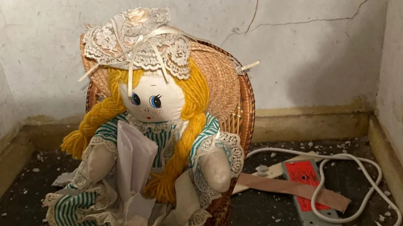 В Британии хозяин дома нашел жуткую куклу в стене с угрозами