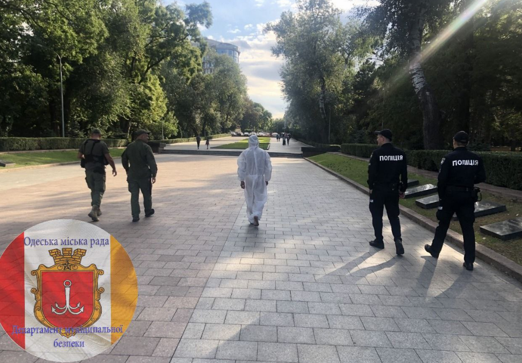 В Одессе голый мужчина сидел у "вечного огня" и ругался на людей