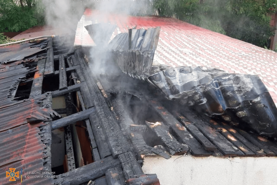 Пожежа в Одесі - вогонь знищив гараж та легковий - фото