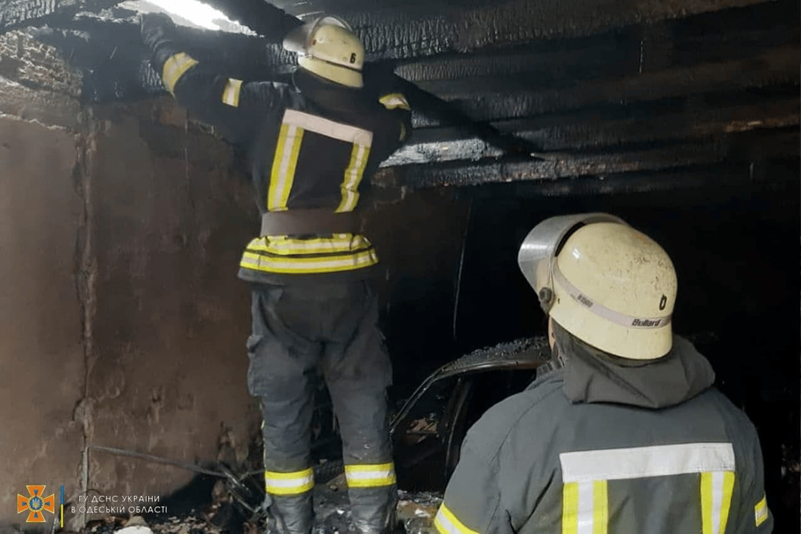 Пожежа в Одесі - вогонь знищив гараж та легковий - фото