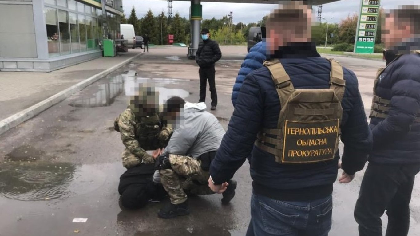 Троє одеситів вимагали хабар у тернополянина