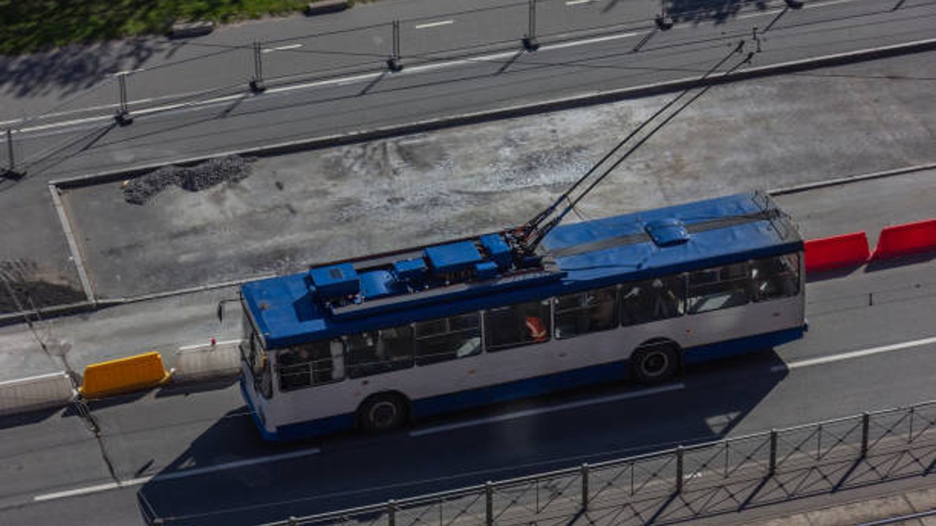У Харкові чоловік виліз на дах тролейбуса – поліція відкрила кримінальне провадження