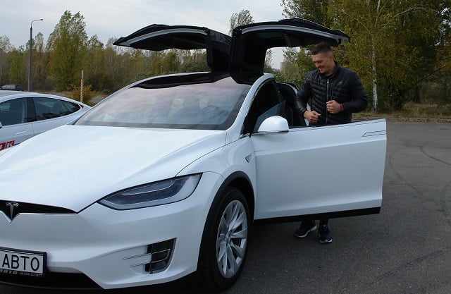 Олександр Усик тестує Tesla Model X