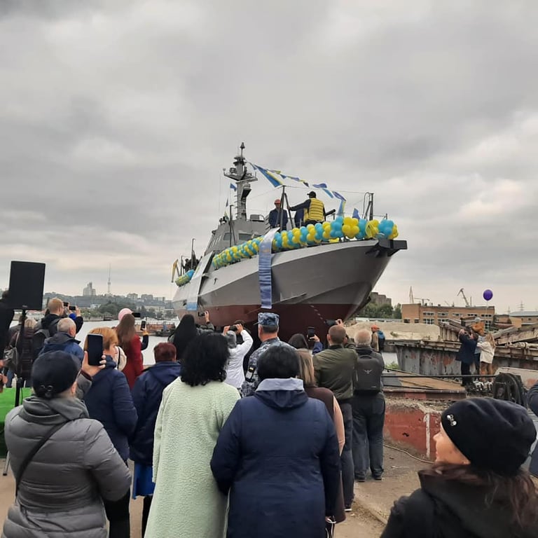 Военный катер спускают на воду в Киеве