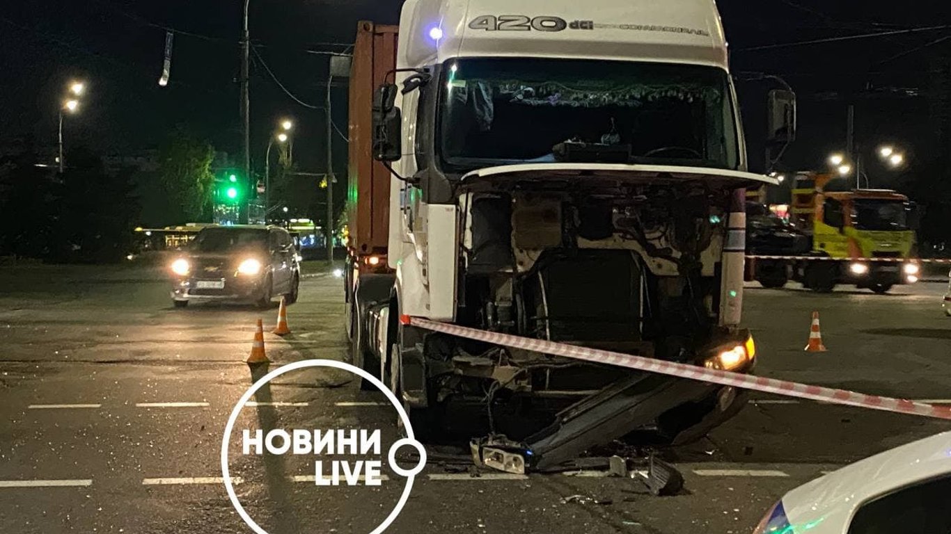 ДТП в Києві - на перехресті вулиць Перова і проспекту Шухевича зіткнулися вантажівка і легковик