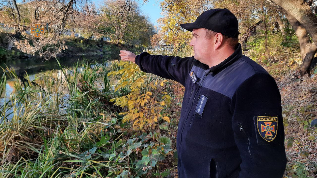 Людина у воді