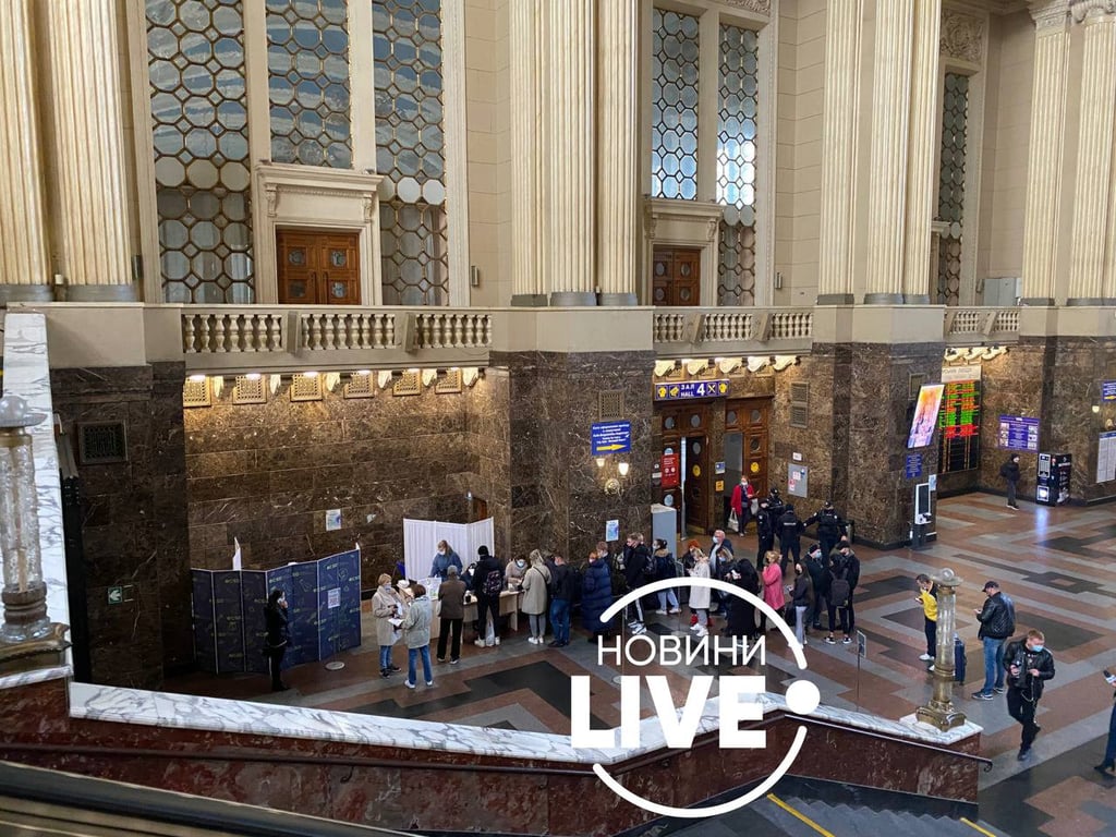 На вокзале в Киеве вакцинируют людей
