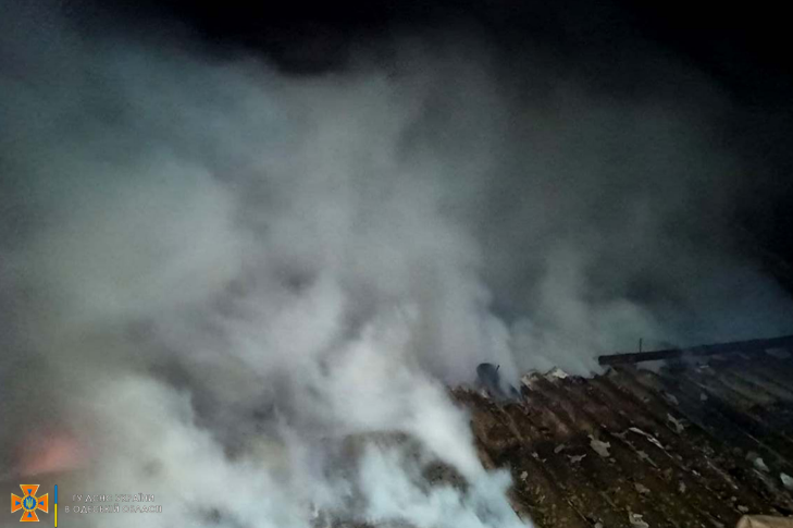 В Одеській області пожежа знищила дах будинку і майно жильців