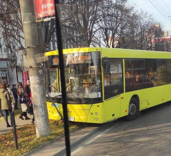 Під час руху автобуса №47А у Львові помер водій