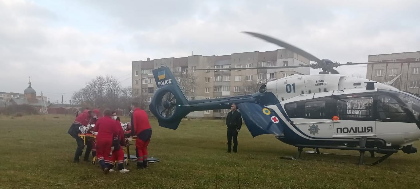 У Львові пацієнта з судомами доставили поліцейським гелікоптером
