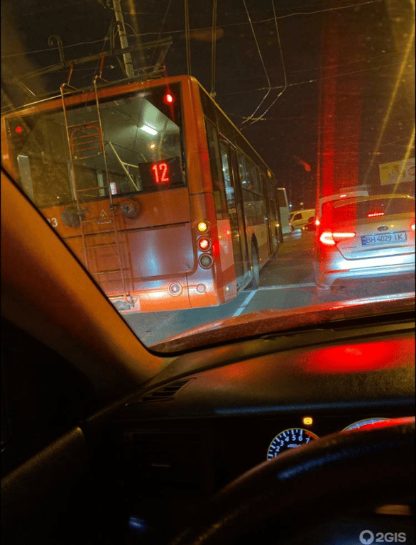 В Одессе 12 троллейбус подрезал маршрутку