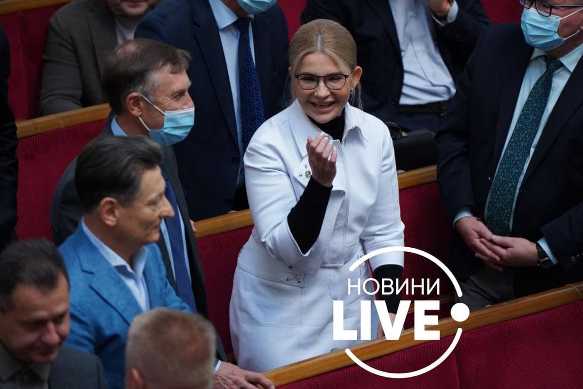Юлия Тимошенко в белом костюме