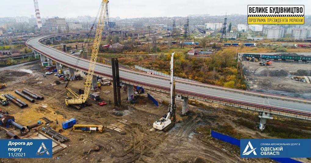 В порту Одеси встановили перші опори для естакади - фото
