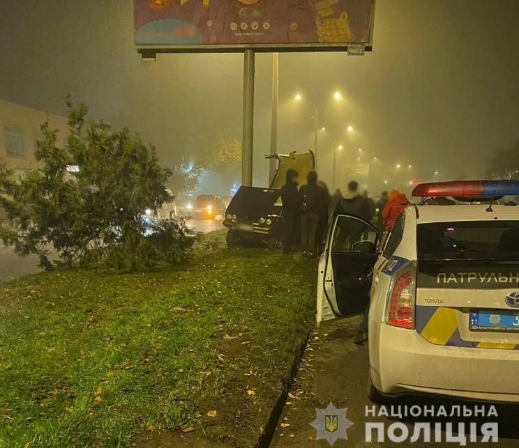 В Одесі авто влетіло в стовп і водій загинув на місці - подробиці