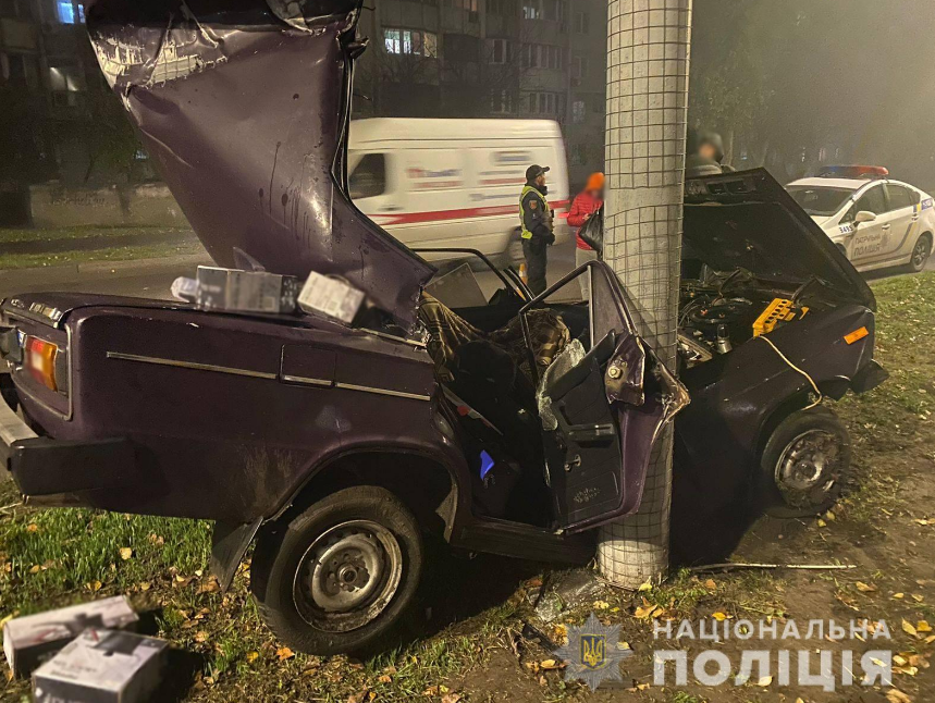 В Одесі авто влетіло в стовп і водій загинув на місці - подробиці