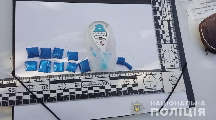 В Одессе женщина разбрасывала закладки по улицам