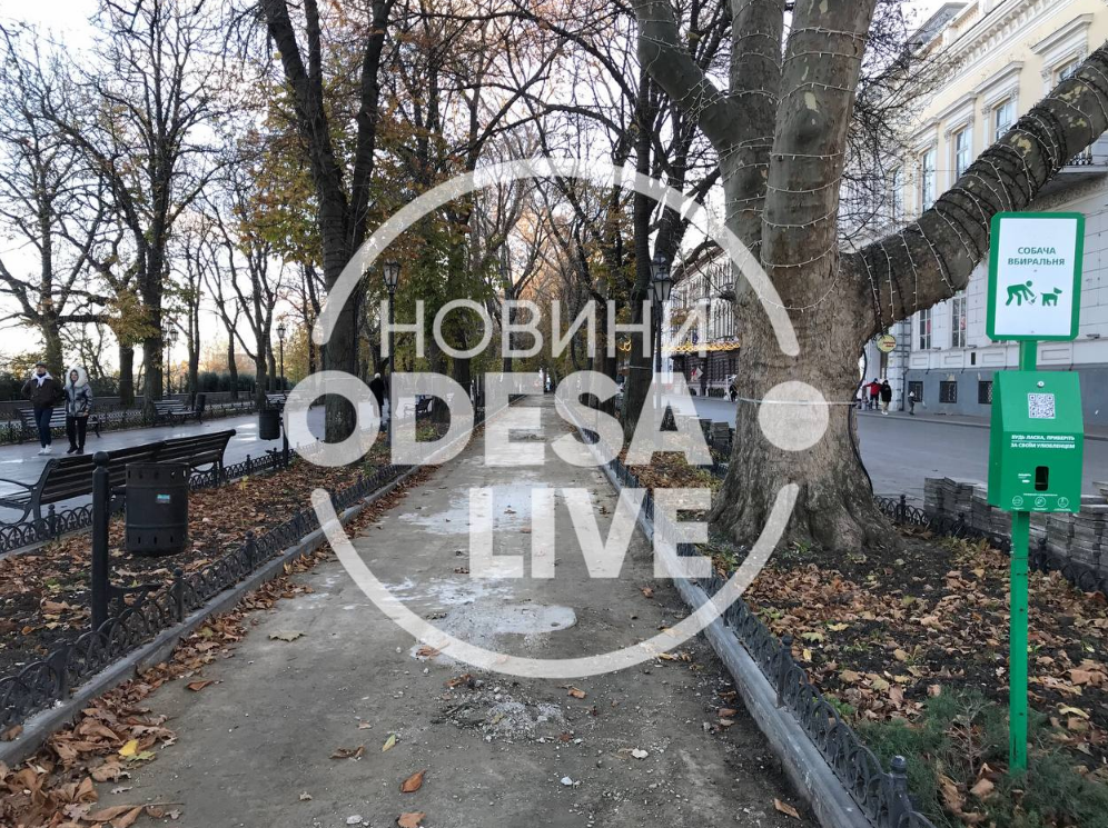 В Одесі продовжують міняти покриття на Приморському бульварі