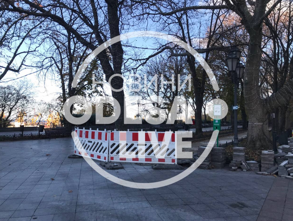 В Одесі продовжують міняти покриття на Приморському бульварі