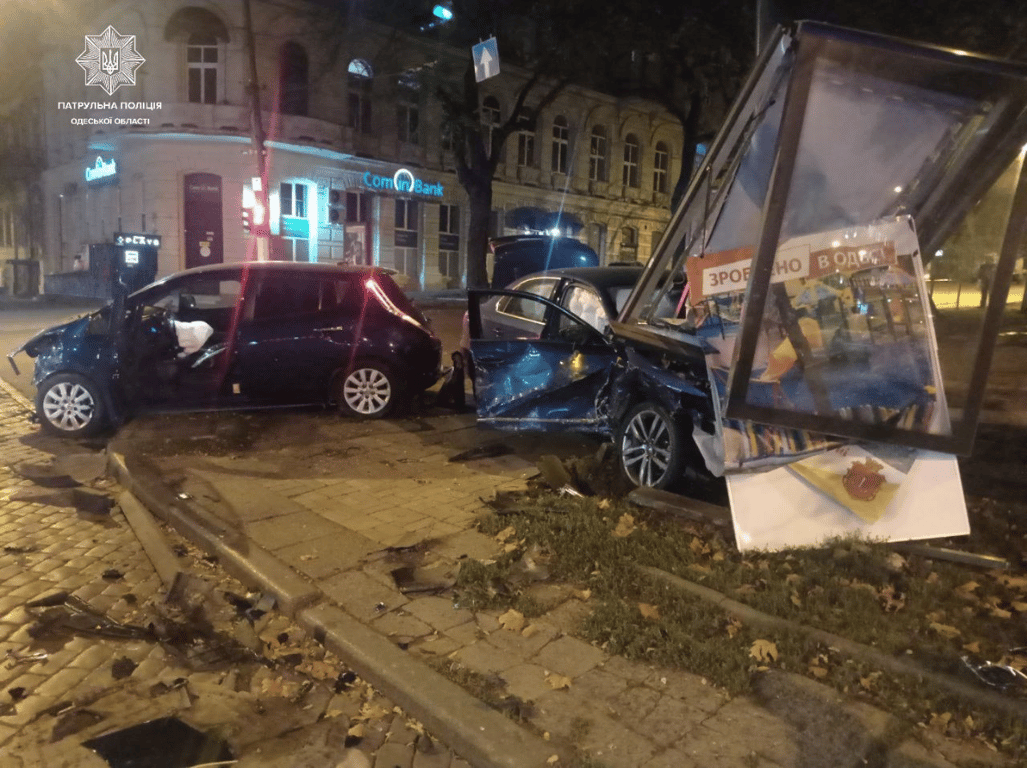 На Пушкінській авто знесло рекламний щит - новини Одеси