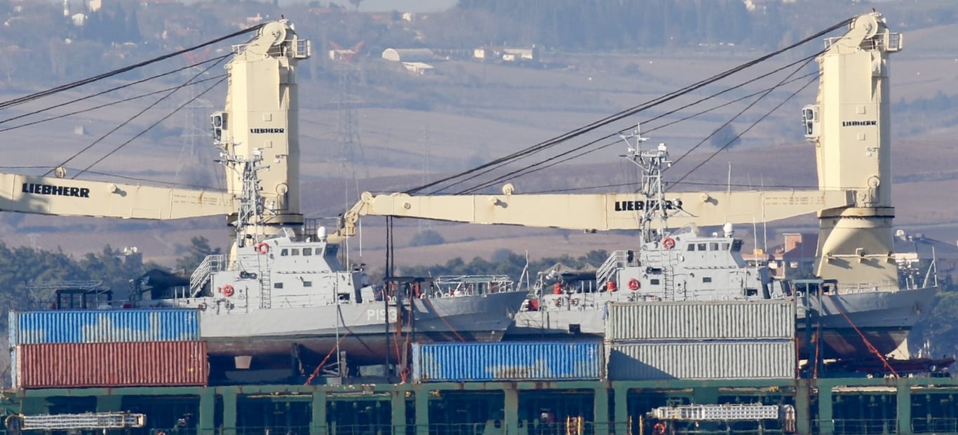 Прямують до Одеси: судно з катерами Island для ЗСУ пройшло Дарданелли.