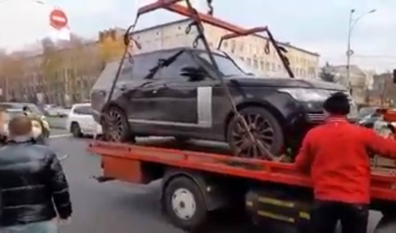 Эвакуация элитного внедорожника