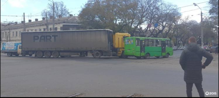 В Одесі вантажівка влетіла в маршрутку — фото