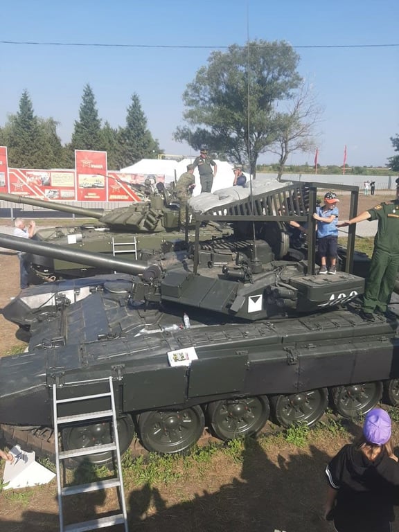 Окупаційні війська РФ у Криму встановлюють на танки захист проти Bayra