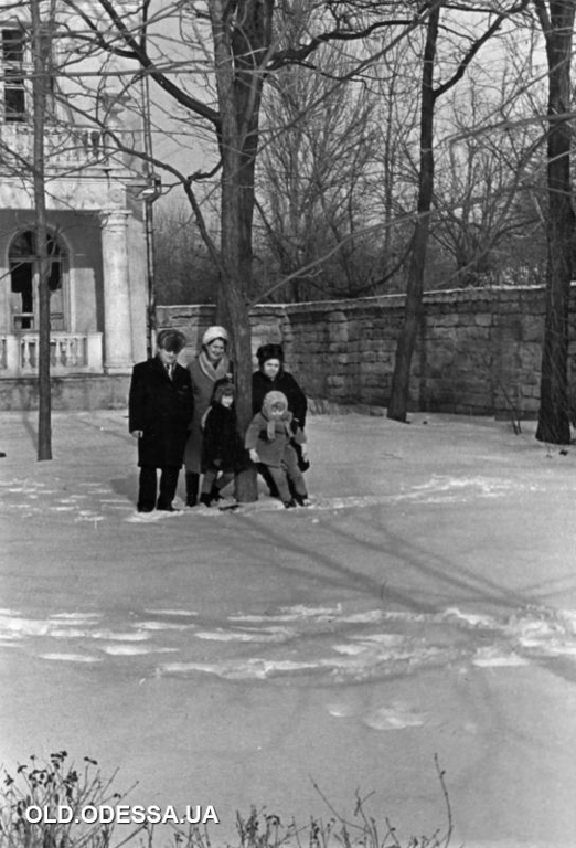 Який верхній одяг носили одесити у 1950-х роках