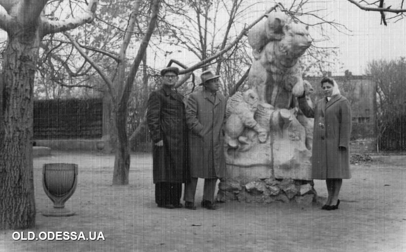 Який верхній одяг носили одесити у 1950-х роках — цікаві фото