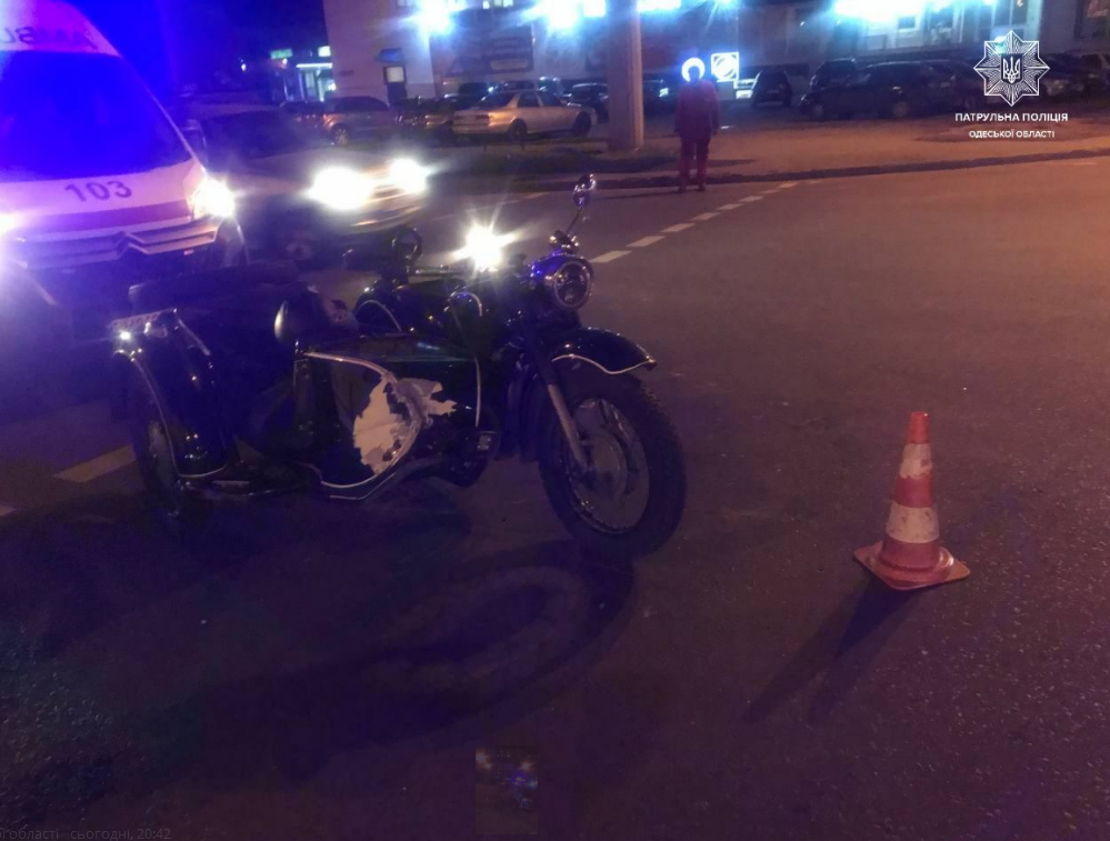 В Одесі в бік авто влетів мотоцикл - постраждалий в лікарні