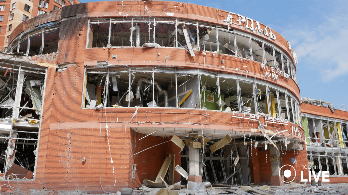 Зруйнована будівля, в якій розташовувалося кафе, магазини та музей науки. 