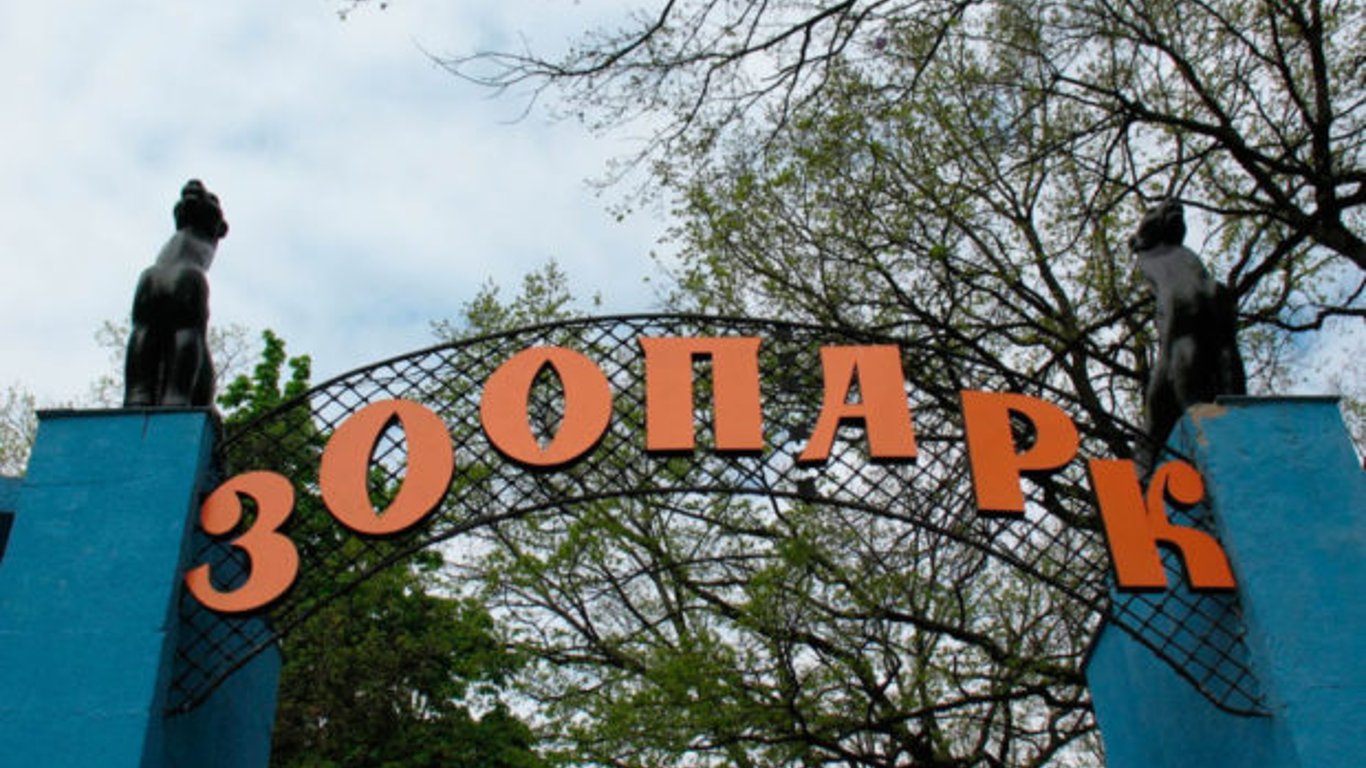 Мережу розсмішило фото чоловіка у зоопарку Харкова