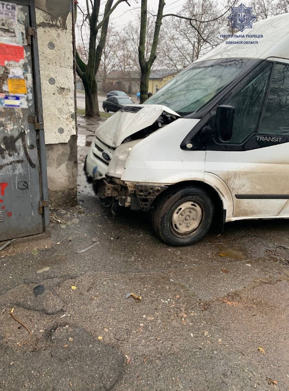 На Стовповій мінібус влетів і зім'яв легковик, водій в лікарні