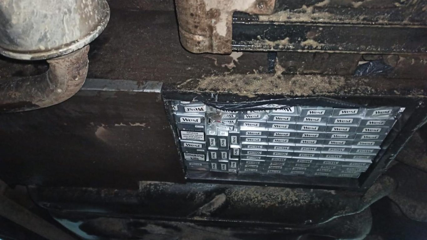 Контрабанда цигарок на Львівщині – фото прикордонників
