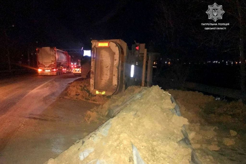 Під Одесою перекинулася фура - водій втік з місця аварії